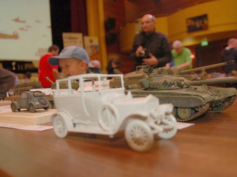 Výstava modelů s názvem Cheb Model Show přilákala o víkendu do Kulturního centra Svoboda stovky návštěvníků. 