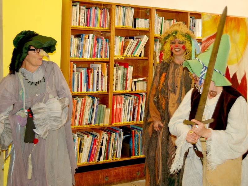Děti ze základní školy se v dětském oddělení Městské knihovny v Chebu zúčastnily pasování na čtenáře. 
