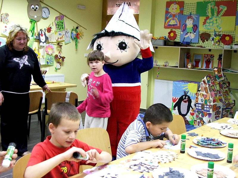 POHÁDKOVÉ POSTAVIČKY z televizních večerníčků, dokonce i sám Večerníček, se ujaly chebských dětí v Domě pohádek v Plzni. Výlet se ratolestem velmi líbil. 