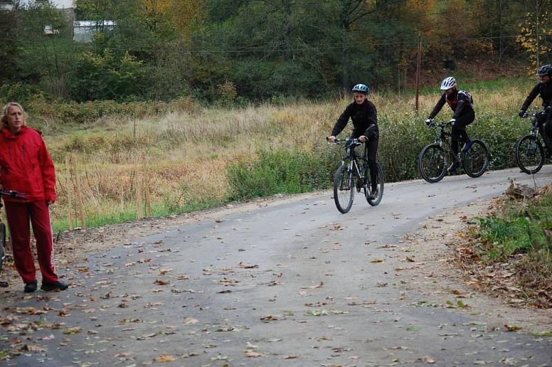 CYKLISTÉ, kteří přišli slavnostně otevřít novou cyklostezku z Doubravy u Aše do Saska, měli možnost ji ihned vyzkoušet. 