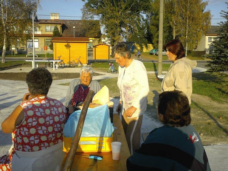 Lidé v Křižovatce se umí pobavit i vzít za práci