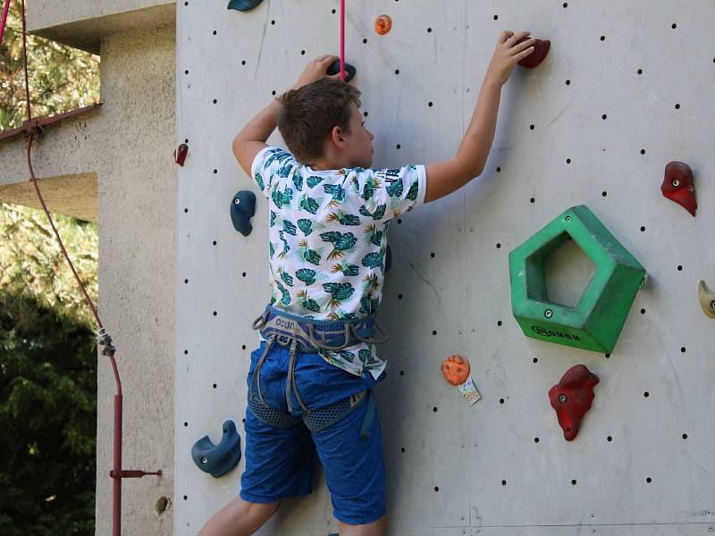 Děti nejen z Chebska si užily další příměstský tábor v Domě dětí a mládeže Sova v Chebu. Během týdne si vylezly na horolezeckou stěnu, svezly se na kánoích, povozily se na koních anebo si vyšláply do terénu.