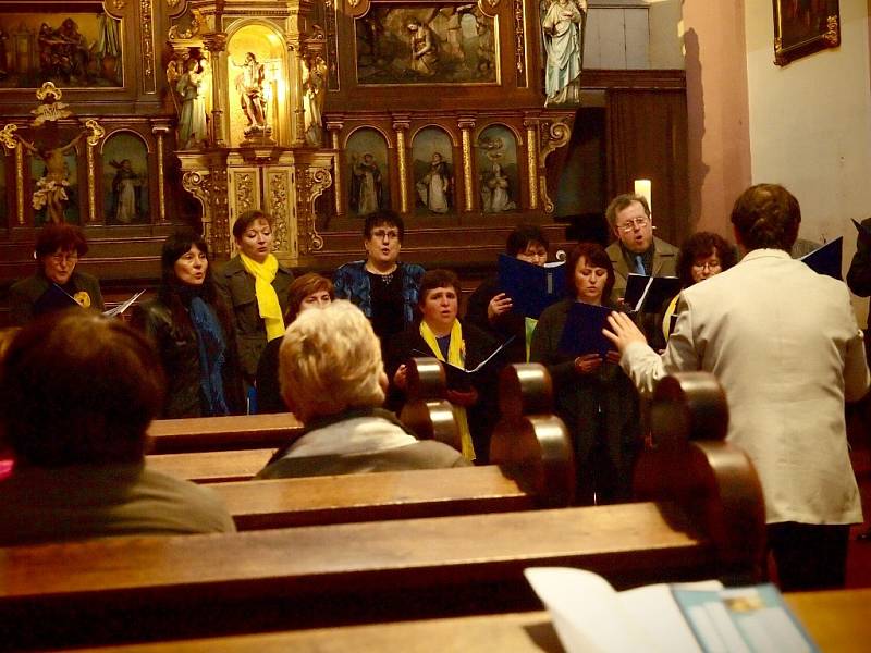 V CHEBSKÝCH KOSTELECH Pokoje a sv. Václava vystoupil mariánskolázeňský smíšený sbor Cantilo v.i.p. 