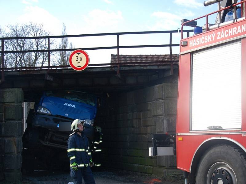 Nepříjemné překvapení čekalo včera na řidiče nákladního vozidla při projíždění pod železničním viaduktem v Nebanicích na Chebsku. Šofér si totiž neuvědomil, že na korbě veze bagr, který je příliš vysoký na to, aby pod viaduktem projel. 