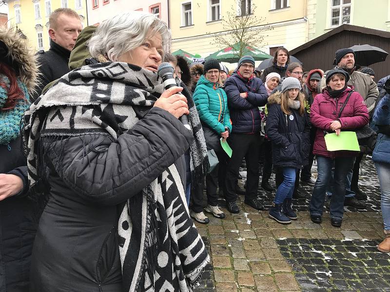 Lidé po 28 letech znovu zacinkali klíči. Nelíbí se jim způsob odvolání starosty