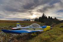 Poblíž Mariánských Lázní, nedaleko obce Rájov, spadlo v pondělí po poledni ultralehké dvoumístné letadlo.