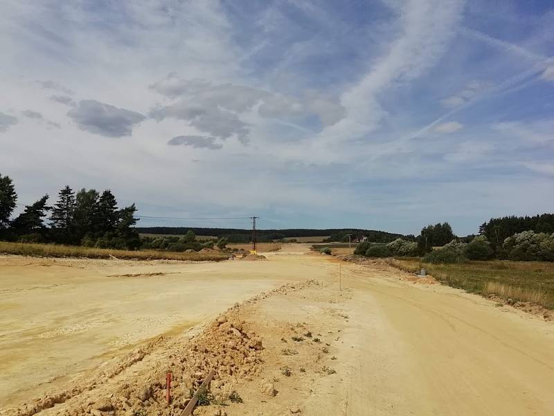 Snímek ze stavby silnice mezi Drmoulem a Mariánskýmu Lázněmi.