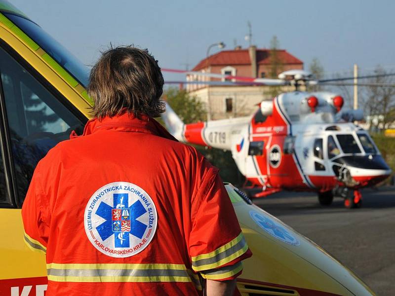 Muže na sloupu elektrického vedení v Mariánských Lázních - Úšovicích popálil elektrický proud. Na místo pro něj letěl vrtulník. 