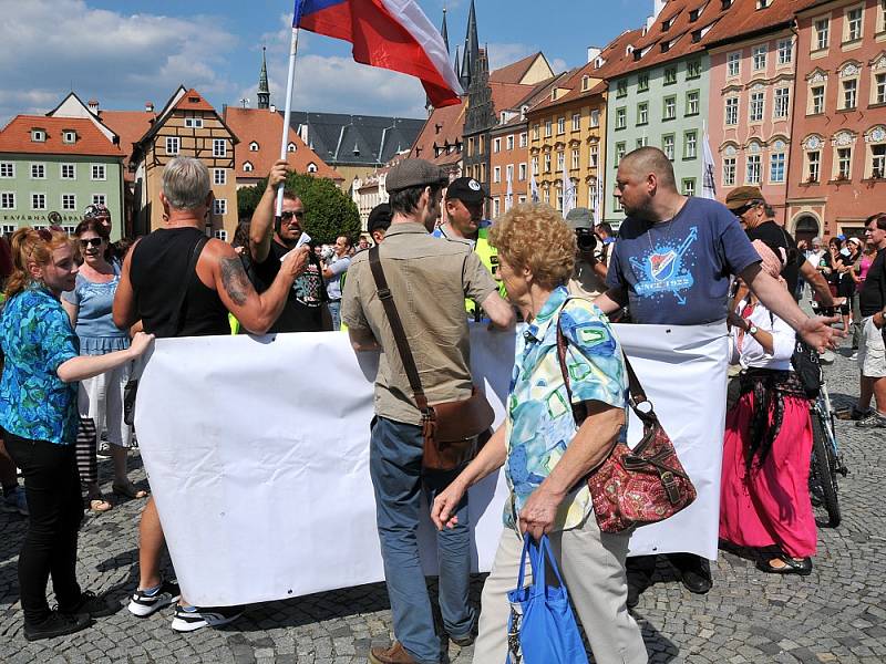 Antikonfliktní tým policie akci na chebském náměstí zklidnil.