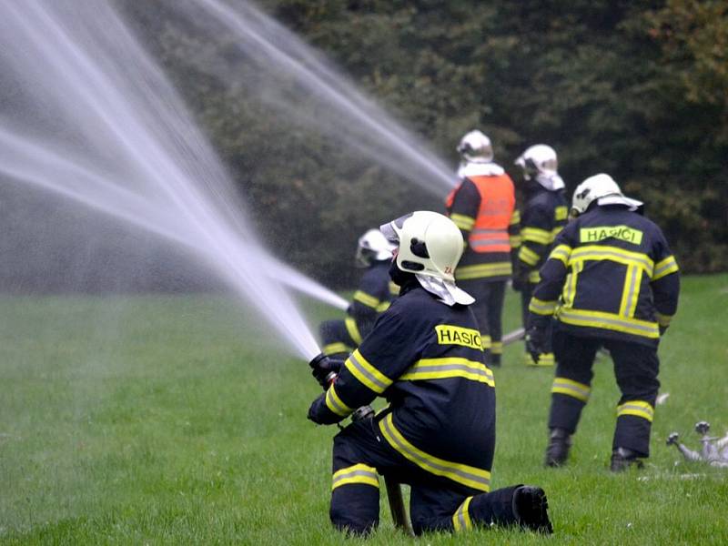 DVACET MINUT museli hasiči v rámci cvičení na zámku Kynžvart zajišťovat stálou dodávku vody.