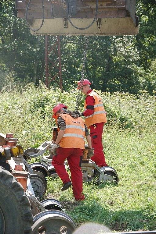 PRÁCE NA POSLEDNÍ ČÁSTI třetího tranzitního koridoru na trati Cheb Cheb státní hranice jsou v plném proudu. Stavebníci právě nyní připravují okolí kolem trati pro novou etapu. 