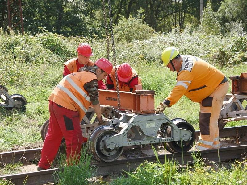 PRÁCE NA POSLEDNÍ ČÁSTI třetího tranzitního koridoru na trati Cheb Cheb státní hranice jsou v plném proudu. Stavebníci právě nyní připravují okolí kolem trati pro novou etapu. 