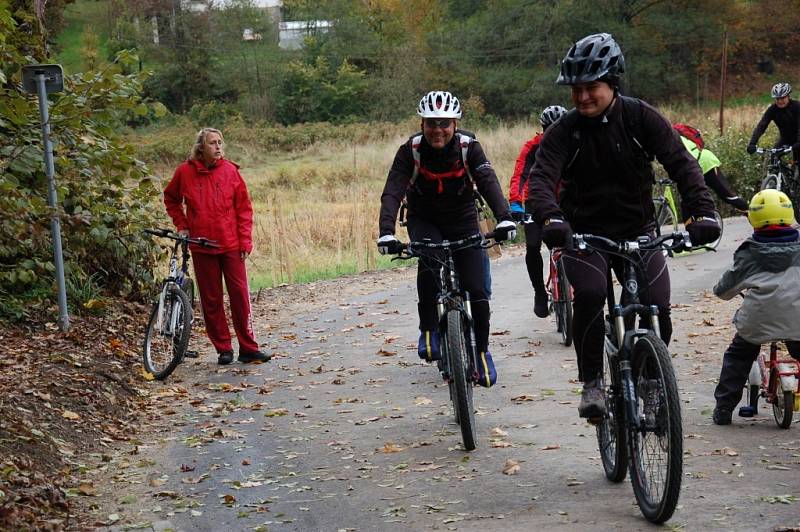 CYKLISTÉ, kteří přišli slavnostně otevřít novou cyklostezku z Doubravy u Aše do Saska, měli možnost ji ihned vyzkoušet. 