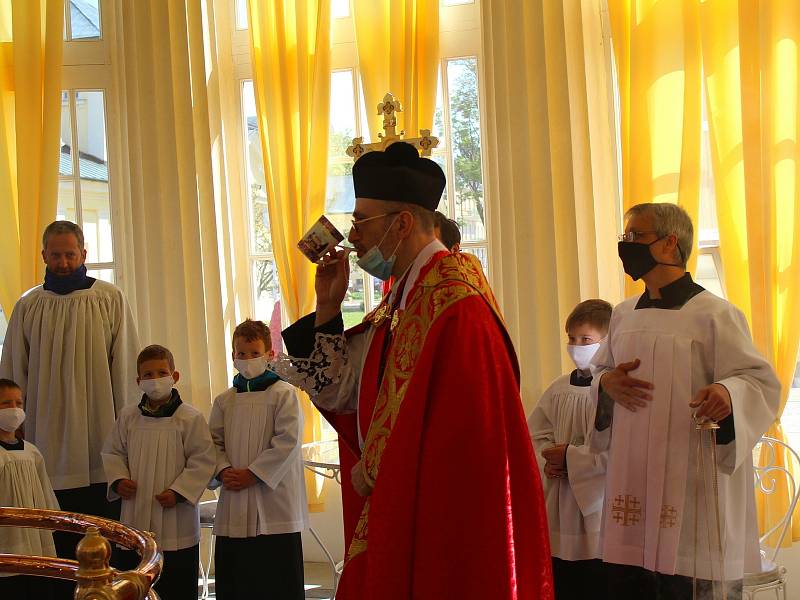 Během žehnání pramenům museli lidé dodržovat epidemiologická nařízení.