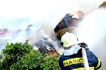 U rozsáhlého požáru balíků uskladněné slámy museli v úterý zasahovat hasiči nedaleko  Milhostova na Chebsku.