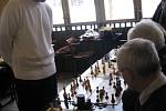 Simultánka v kavárně Classic. Mezinárodní velmistr Bartolomiej Heberla se utkal s protihráči na deseti šachovnicích