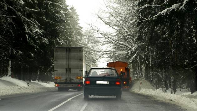 PŘEDJÍŽDĚNÍ NA PLNÉ ČÁŘE?  V případě, že řidič sypače předjížděl, mohl dostat až dva tisíce pokuty. Jde ale o to, zda předjížděl nebo objížděl překážku v silničním provozu.