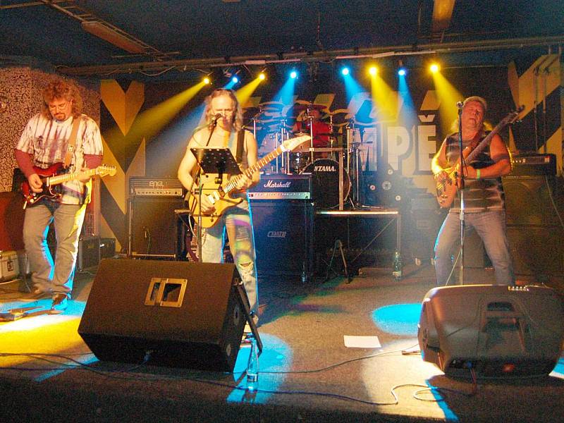 Mariánskolázeňská rocková kapela BABA HED rozproudila krev všem svým fanouškům při oslavě deseti let jejich existence v hudebním klubu Na Rampě.