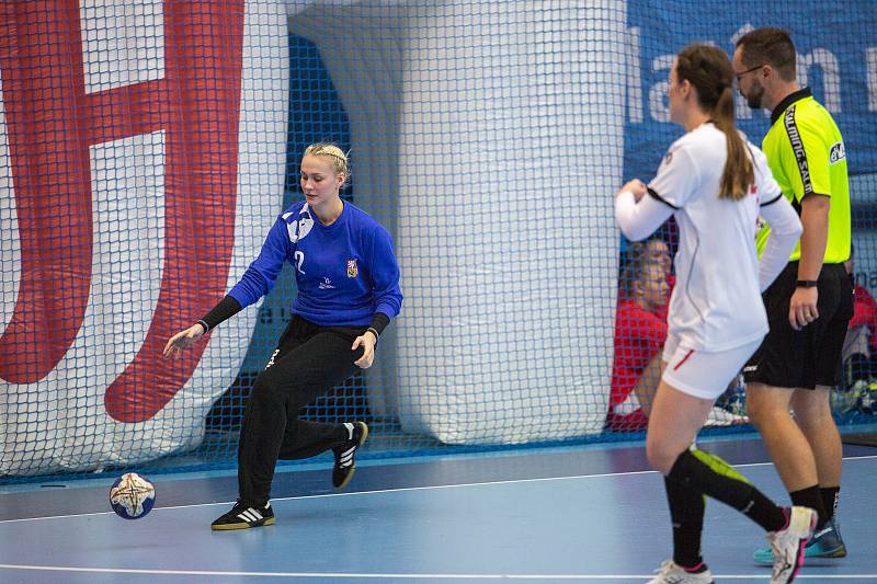 Česká reprezentace v házené žen porazila v úvodním utkání 46. ročníku turnaje "O štít města Chebu" Švýcarsko 35:30.