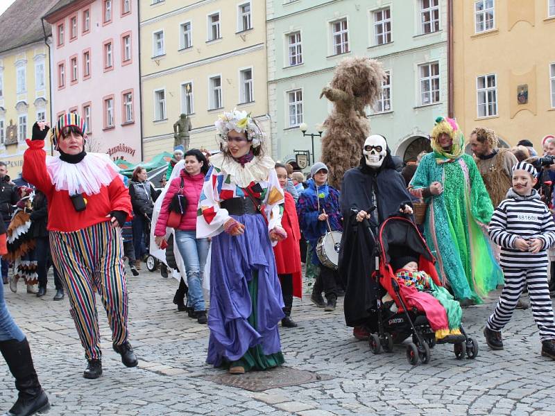 Tisíce rozesmátých tváří v nejrůznějších převlecích a maskách. Tak vypadaly tradiční masopustní průvody v celém Karlovarském kraji. Ten největší se konal v pořadí již potřinácté v Chebu. 