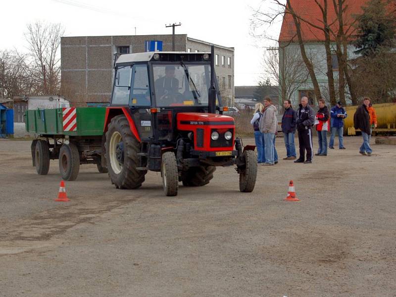 Jízda zručnosti v traktorech