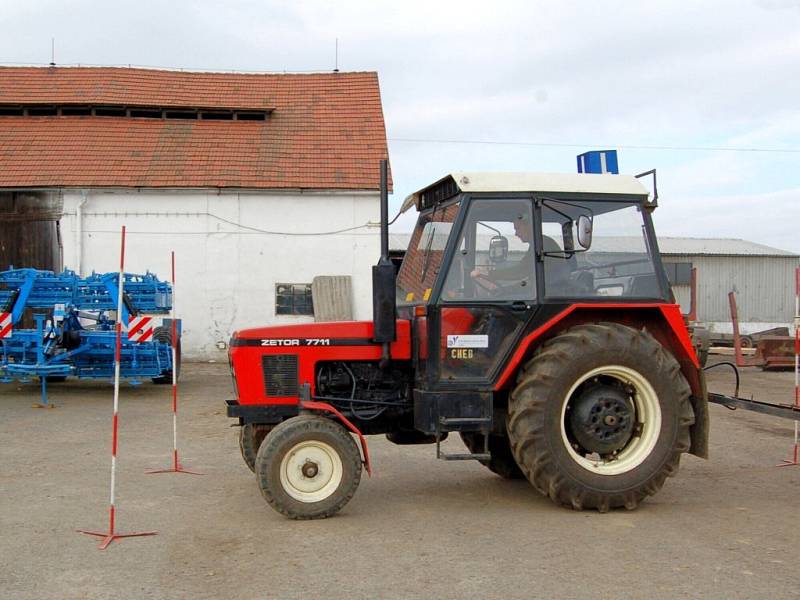 Jízda zručnosti v traktorech