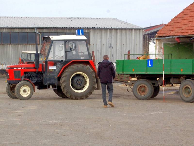 Jízda zručnosti v traktorech