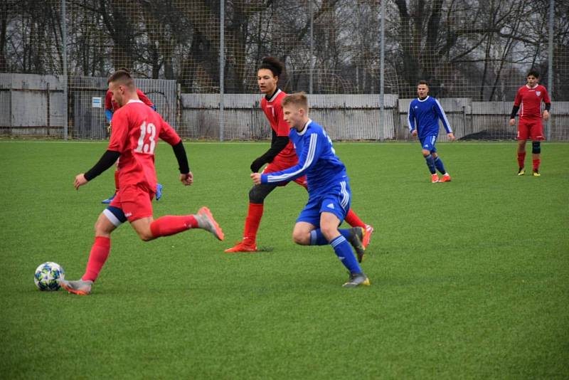 Druhá výhra. Fotbalisté Hvězdy Cheb B (v červeném) dosáhli v rámci zimní přípravy na druhou výhru, když pokořili Skalnou.