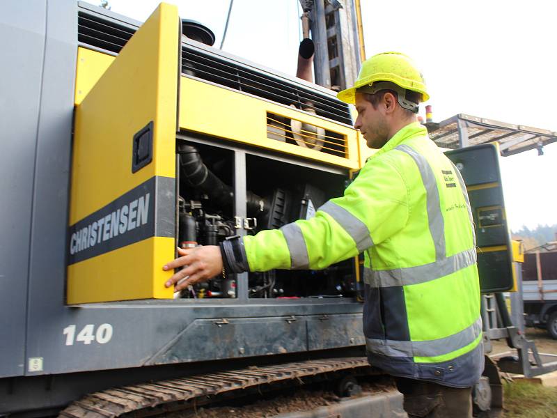 Vědci pomocí moderního stroje vyvrtali 400 metrů hlubokou jámu. Do ní posléze seismologové umístí seismometry, aby tak ještě více a podrobněji mohli sledovat západočeské seismické roje.