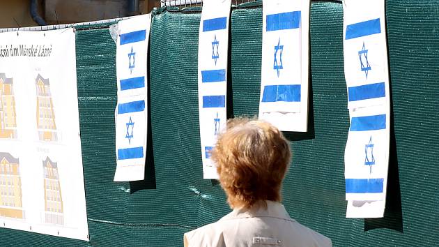 Stavební práce na základech židovské synagogy v Mariánských Lázních se zastavily.