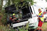 Na složky záchranného systému z obou stran hranice čekal nelehký úkol. Autobus v příkopě byl plný naříkajících lidí, osobní auto se čtyřmi cestujícími na střeše a z automobilové cisterny unikala kyselina. 