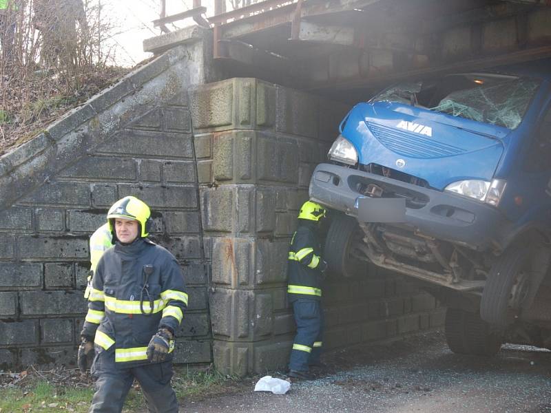 Nepříjemné překvapení čekalo včera na řidiče nákladního vozidla při projíždění pod železničním viaduktem v Nebanicích na Chebsku. Šofér si totiž neuvědomil, že na korbě veze bagr, který je příliš vysoký na to, aby pod viaduktem projel. 