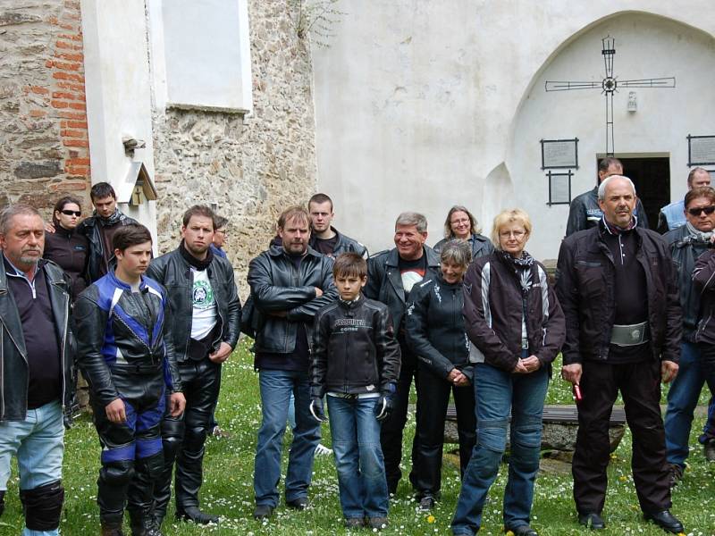 V kostele svatého Jana Křtitele ve Vysoké u Staré Vody zahájila více jak stovka motorkářů ze všech koutů republiky i sousedního Německa sezonu.