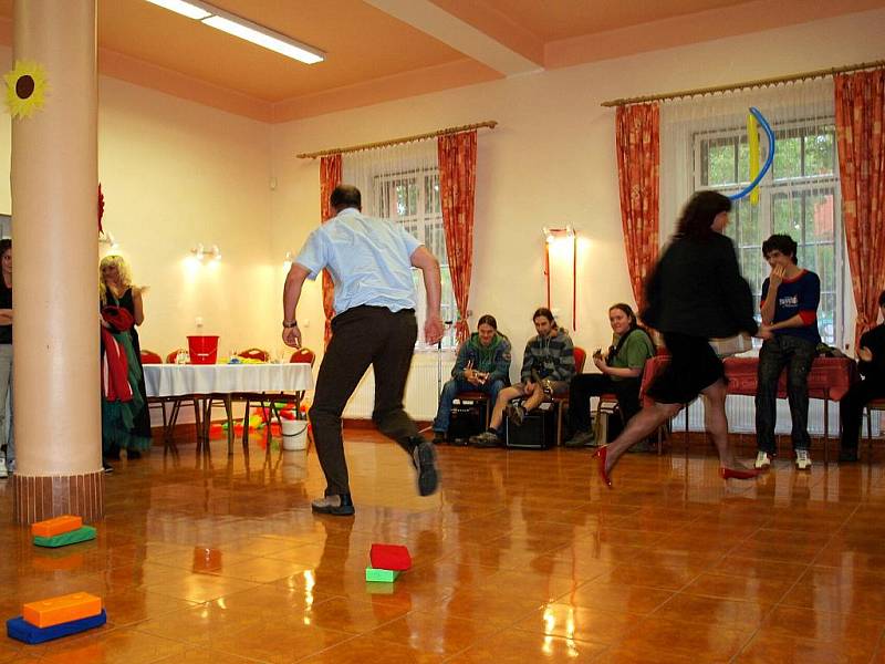 Studenti chebské integrované střední školy připravili se svými vychovateli a učiteli opět pestrý a zábavný program.