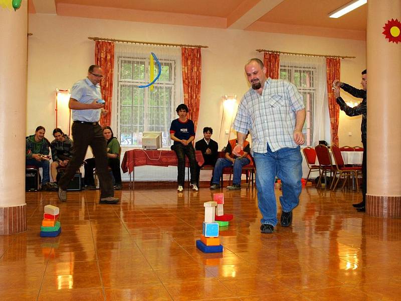 Studenti chebské integrované střední školy připravili se svými vychovateli a učiteli opět pestrý a zábavný program.
