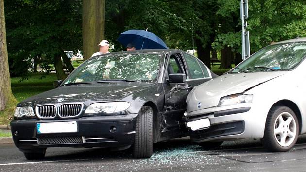 Dopravu v Chebu zkomplikovala dopravní nehoda nedaleko od kruhové křižovatky na Májové ulici, která se stala v pátek 12. června okolo poledne