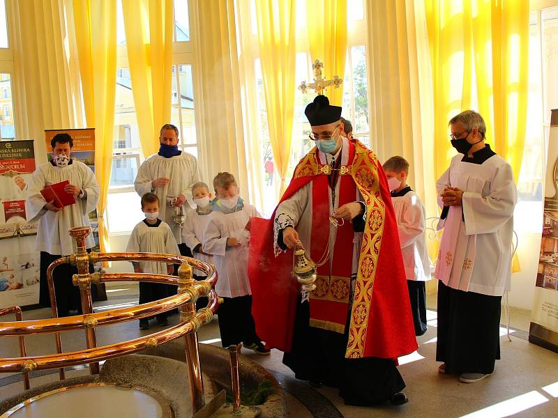 Během žehnání pramenům museli lidé dodržovat epidemiologická nařízení.