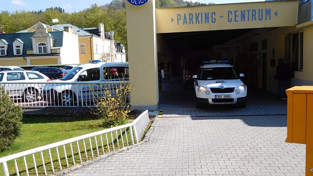 STRÁŽNÍCI DOSTALI PŘIDÁNO. Mariánskolázeňští městští policisté, kteří se přestěhovali z radnice do Parking centra, už při pohledu na výplatní pásku nemusí smutnit