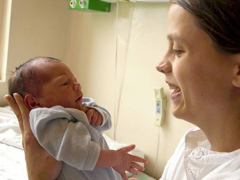 LUCIE ŠTRBOVÁ se poprvé rozkřičela ve čtvrtek 25. března v 18.30 hodin. Na svět přišla s váhou 3000 gramů a mírou 49 centimetrů. Doma v Novém Kostele se z malé Lucinky raduje maminka Lucie spolu s tatínkem Miloslavem.