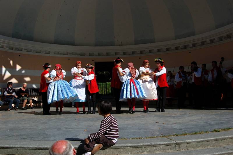 Výběr fotografií z minulých ročník folklorního festivalu Mariánský podzim