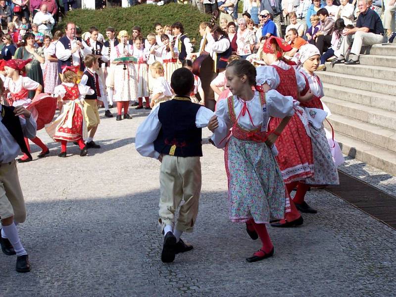 Výběr fotografií z minulých ročník folklorního festivalu Mariánský podzim