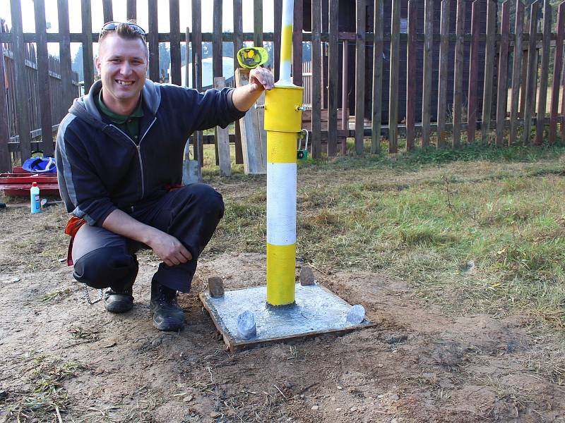 Vědci pomocí moderního stroje vyvrtali 400 metrů hlubokou jámu. Do ní posléze seismologové umístí seismometry, aby tak ještě více a podrobněji mohli sledovat západočeské seismické roje.