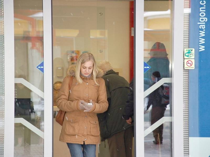 CESTUJÍCÍ NEJEN Z CHEBU si nemohou nový terminál vynachválit. Včera využili hned několika autobusových spojů. 