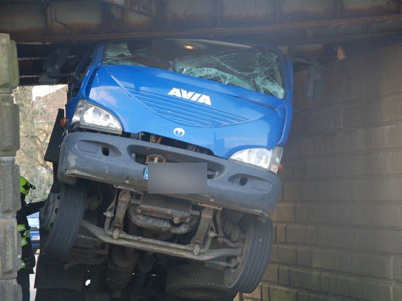 Nepříjemné překvapení čekalo včera na řidiče nákladního vozidla při projíždění pod železničním viaduktem v Nebanicích na Chebsku. Šofér si totiž neuvědomil, že na korbě veze bagr, který je příliš vysoký na to, aby pod viaduktem projel. 