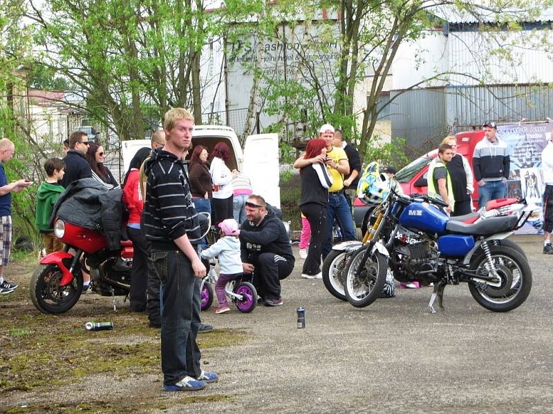 Kaskadérští amatéři z téměř celé republiky se sjeli na takzvaný Stuntplac v Dolních Dvorech u Chebu.