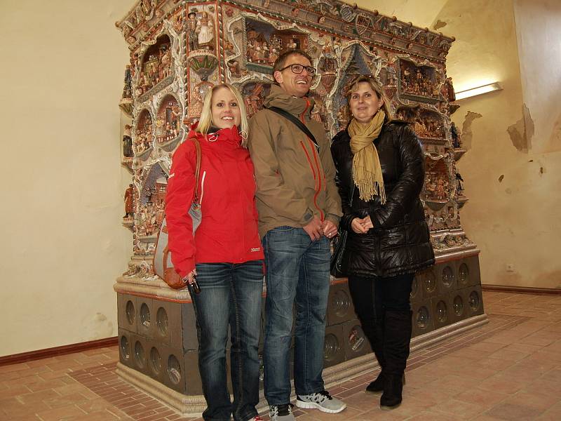 Historická chebská kachlová kamna si převzali do rukou restaurátoři.