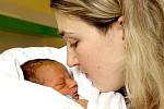 ROMAN KAŠÍK přišel na svět v chebské porodnici v úterý 5. října ve 4.10 hodin. Při narození vážil 2750 gramů a měřil 49 centimetrů. Maminka Sandra a tatínek Roman se těší z malého synka Románka doma v Sokolově.