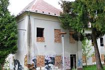 Legendární výletní restaurace Myslivna u Chebu byla zdemolována v roce 2013. Dnes ruiny zarůstají stromy a plevelem.