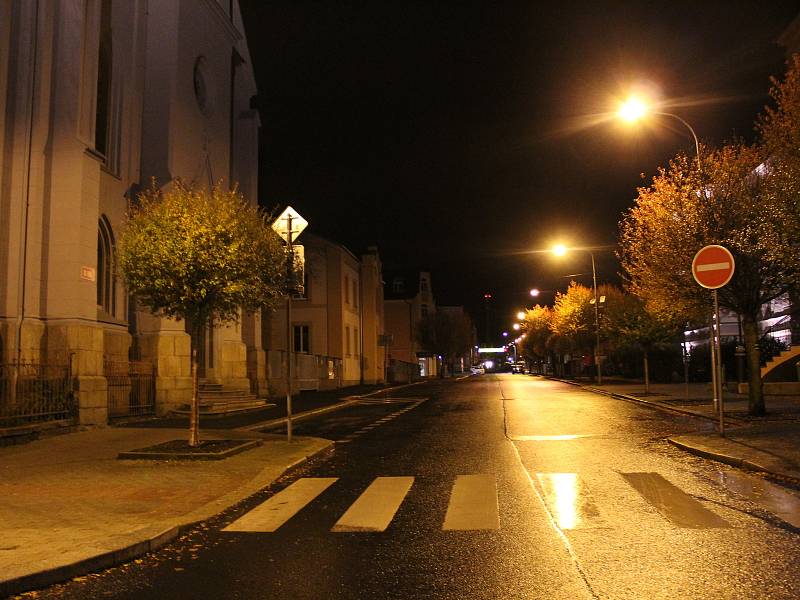 Po 21. hodině bylo centrum Chebu naprosto vylidněné.