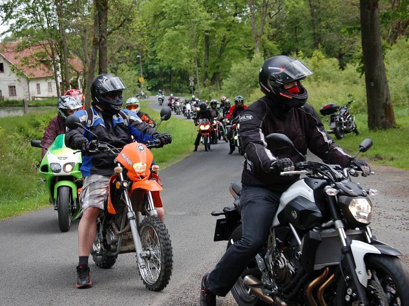 V kostele svatého Jana Křtitele ve Vysoké u Staré Vody zahájila více jak stovka motorkářů ze všech koutů republiky i sousedního Německa sezonu.